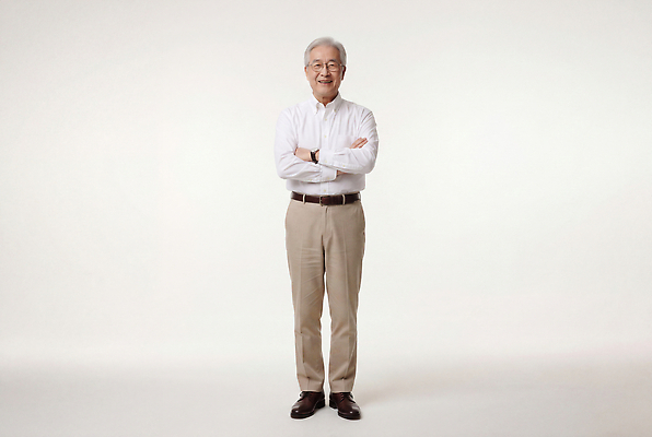 JPG 편집이미지 할아버지 노년 남자 표정 서기 웃음 팔짱 편안함 감사 의료성형뷰티 편집실사 AI인물포토 AI콘텐츠 감정 모션 사람 성인 감각 CG 파일형식 AI포토