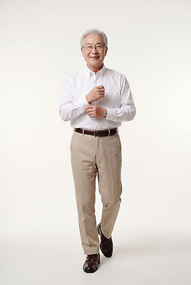 JPG 편집이미지 할아버지 노년 남자 셔츠 바지 스튜디오 실내 표정 미소 걷기 의료성형뷰티 스타일 편집실사 AI인물포토 AI콘텐츠 상의 모션 하의 사람 성인 내부 CG 파일형식 AI포토 옷