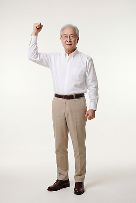JPG 편집이미지 할아버지 노년 남자 포즈 주먹 결심 의료성형뷰티 편집실사 AI인물포토 AI콘텐츠 컨셉 모션 사람 성인 CG 파일형식 AI포토