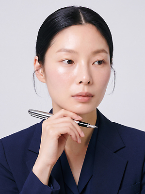JPG 모델 편집이미지 손 여자 생각 실내 표정 정장 펜 비즈니스우먼 집중 전문 의료성형뷰티 단순 편집실사 AI인물포토 AI콘텐츠 옷 컨셉 비즈니스 사람 내부 신체부위 필기구 직장인 CG 파일형식 AI포토 직업 문구용품 오브젝트
