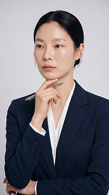 JPG 편집이미지 여자 포즈 생각 직장 정장 일상 사무실 펜 업무 비즈니스우먼 집중 모던 의료성형뷰티 편집실사 AI인물포토 AI콘텐츠 옷 컨셉 회사 비즈니스 사람 라이프 필기구 작업 직장인 CG 파일형식 AI포토 직업 문구용품 생활 오브젝트