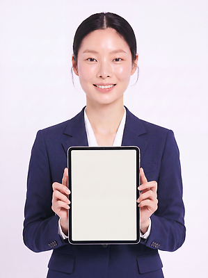JPG 편집이미지 손 여자 직장 기술 미소 정장 태블릿 디지털 스크린 비즈니스우먼 의료성형뷰티 편집실사 AI인물포토 AI콘텐츠 옷 회사 비즈니스 표정 사람 신체부위 전자제품 스마트기기 직장인 CG 파일형식 AI포토 직업
