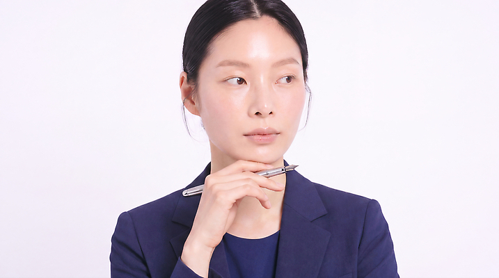 JPG 편집이미지 손 여자 얼굴 생각 회의 표정 정장 펜 비즈니스우먼 집중 팔 의료성형뷰티 편집실사 AI인물포토 AI콘텐츠 옷 컨셉 비즈니스 사람 신체부위 필기구 직장인 CG 파일형식 AI포토 직업 문구용품 오브젝트
