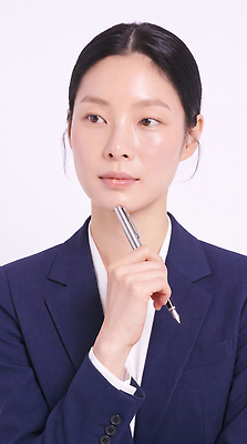 JPG 편집이미지 손 여자 포즈 컨셉 생각 스튜디오 표정 정장 펜 비즈니스우먼 의료성형뷰티 편집실사 AI인물포토 AI콘텐츠 옷 비즈니스 사람 신체부위 필기구 직장인 CG 파일형식 AI포토 직업 문구용품 오브젝트