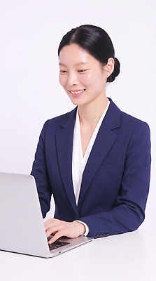 JPG 편집이미지 손 여자 웃음 정장 노트북 컴퓨터 사무실 스크린 업무 작업 비즈니스우먼 집중 의료성형뷰티 스타일 편집실사 AI인물포토 AI콘텐츠 옷 컨셉 비즈니스 표정 사람 신체부위 전자제품 직장인 CG 파일형식 AI포토 직업
