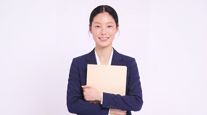 JPG 편집이미지 여자 안기 직장 표정 웃음 정장 양손 비즈니스우먼 발표 프레젠테이션 문서 세미나 전문 의료성형뷰티 편집실사 AI인물포토 AI콘텐츠 손 옷 회사 비즈니스 모션 사람 직장인 CG 파일형식 AI포토 직업 신체부위