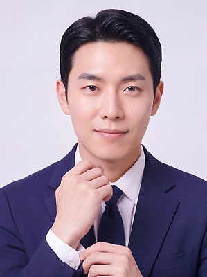 JPG 편집이미지 손 남자 포즈 셔츠 미소 정장 비즈니스맨 밝은색 의료성형뷰티 스타일 편집실사 AI인물포토 AI콘텐츠 옷 상의 비즈니스 표정 사람 신체부위 직장인 CG 파일형식 AI포토 직업