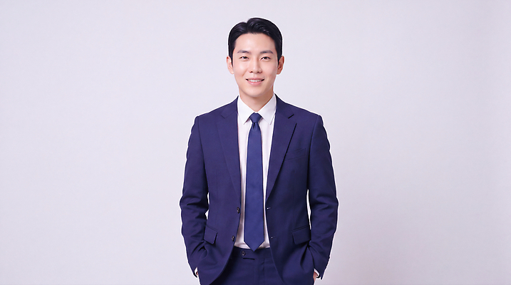 JPG 편집이미지 남자 포즈 미소 정장 믿음 비즈니스맨 의료성형뷰티 스타일 단순 편집실사 AI인물포토 AI콘텐츠 옷 감정 비즈니스 표정 사람 직장인 CG 파일형식 AI포토 직업