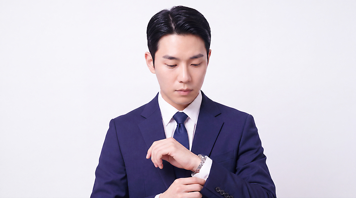 JPG 편집이미지 패션 남자 시계 실내 정장 깨끗함 비즈니스맨 손목 확인 중요성 착용 의료성형뷰티 스타일 외모 편집실사 AI인물포토 AI콘텐츠 옷 컨셉 비즈니스 사람 내부 신체부위 직장인 CG 파일형식 AI포토 직업