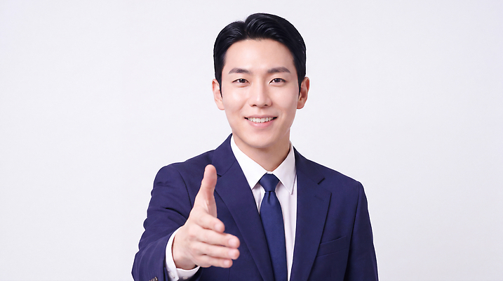 JPG 편집이미지 남자 포즈 친절 악수 미소 정장 사무실 인사 비즈니스맨 이미지 소통 의료성형뷰티 편집실사 AI인물포토 AI콘텐츠 옷 컨셉 비즈니스 표정 사람 손짓 예절 직장인 CG 파일형식 AI포토 직업 모션