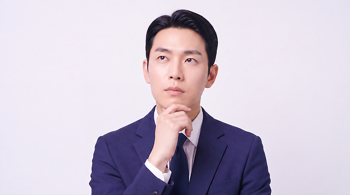 JPG 편집이미지 남자 생각 직장 표정 정장 턱괴기 비즈니스맨 전문 의료성형뷰티 편집실사 AI인물포토 AI콘텐츠 옷 회사 비즈니스 모션 사람 직장인 CG 파일형식 AI포토 직업