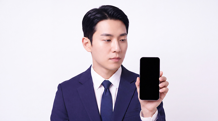 JPG 편집이미지 손 남자 포즈 직장 기술 정장 스마트폰 스크린 비즈니스맨 빈 의료성형뷰티 편집실사 AI인물포토 AI콘텐츠 옷 회사 비즈니스 사람 신체부위 핸드폰 스마트기기 직장인 CG 파일형식 AI포토 직업 전자제품