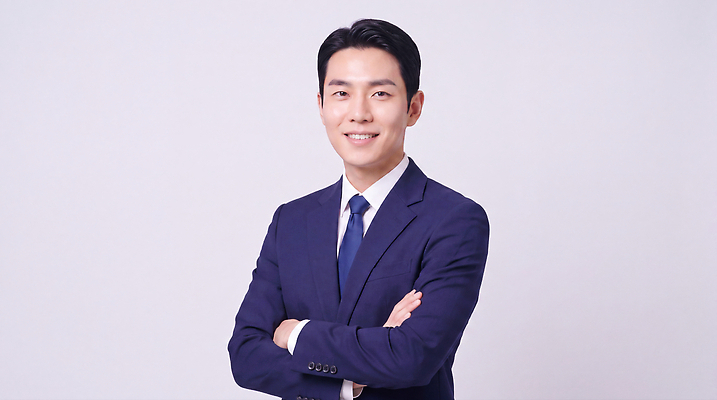 JPG 편집이미지 남자 포즈 스튜디오 직장 미소 정장 팔짱 비즈니스맨 전문 의료성형뷰티 스타일 외모 편집실사 AI인물포토 AI콘텐츠 옷 회사 비즈니스 모션 표정 사람 직장인 CG 파일형식 AI포토 직업