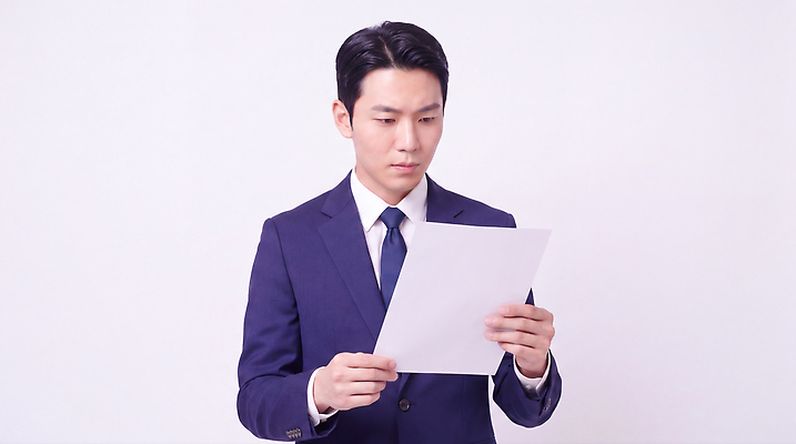 JPG 편집이미지 손 남자 생각 직장 표정 정장 업무 작업 사무 비즈니스맨 집중 문서 의료성형뷰티 편집실사 AI인물포토 AI콘텐츠 옷 컨셉 회사 비즈니스 사람 신체부위 직장인 CG 파일형식 AI포토 직업