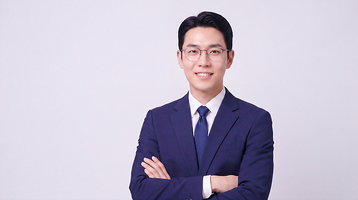 JPG 편집이미지 남자 포즈 회의 표정 정장 팔짱 비즈니스맨 자신감 의료성형뷰티 스타일 편집실사 AI인물포토 AI콘텐츠 옷 감정 비즈니스 모션 사람 직장인 CG 파일형식 AI포토 직업