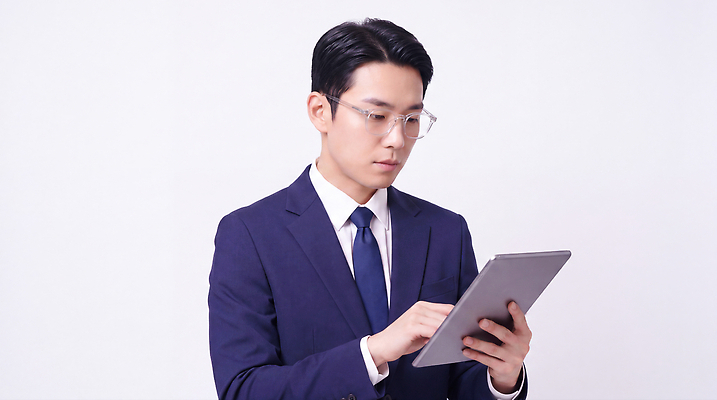 JPG 편집이미지 남자 기술 정장 태블릿 스크린 작업 비즈니스맨 스마트 집중 의료성형뷰티 편집실사 AI인물포토 AI콘텐츠 옷 컨셉 비즈니스 사람 전자제품 스마트기기 직장인 CG 파일형식 AI포토 직업