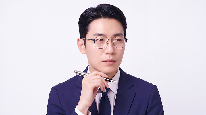 JPG 편집이미지 남자 생각 회의 직장 표정 정장 펜 비즈니스맨 계획 집중 분석 의료성형뷰티 편집실사 AI인물포토 AI콘텐츠 옷 컨셉 회사 비즈니스 사람 필기구 직장인 CG 파일형식 AI포토 직업 문구용품 오브젝트