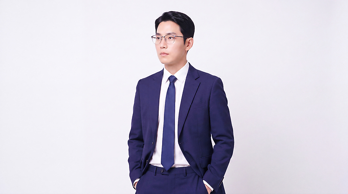 JPG 편집이미지 남자 안경 포즈 실내 표정 정장 비즈니스맨 집중 프로필 의료성형뷰티 스타일 편집실사 AI인물포토 AI콘텐츠 잡화 옷 컨셉 비즈니스 사람 내부 직장인 CG 파일형식 AI포토 직업