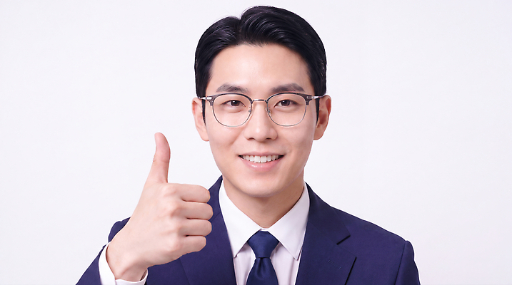 JPG 편집이미지 남자 직장 미소 웃음 정장 사무실 엄지손가락 업무 비즈니스맨 의료성형뷰티 편집실사 AI인물포토 AI콘텐츠 옷 회사 비즈니스 손가락 표정 사람 작업 직장인 CG 파일형식 AI포토 직업 손 신체부위