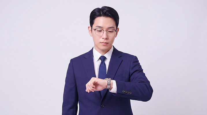 JPG 편집이미지 남자 시계 정장 사무실 비즈니스맨 집중 확인 준비 의료성형뷰티 단순 편집실사 AI인물포토 AI콘텐츠 옷 컨셉 비즈니스 사람 직장인 CG 파일형식 AI포토 직업