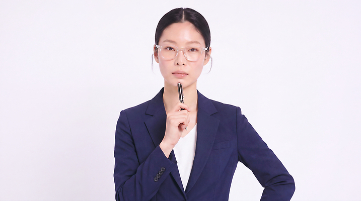 JPG 편집이미지 여자 포즈 생각 직장 정장 사무실 펜 업무 비즈니스우먼 의사소통 전문 의료성형뷰티 편집실사 AI인물포토 AI콘텐츠 옷 회사 비즈니스 사람 필기구 작업 직장인 CG 파일형식 AI포토 직업 문구용품 오브젝트