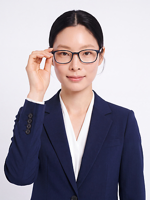 JPG 편집이미지 여자 안경 직장 밝음 정장 깨끗함 비즈니스우먼 자신감 의료성형뷰티 단순 편집실사 AI인물포토 AI콘텐츠 잡화 옷 감정 컨셉 회사 비즈니스 사람 직장인 CG 파일형식 AI포토 직업