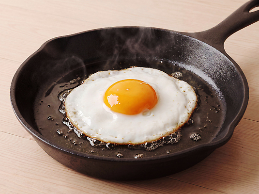JPG 편집이미지 음식 요리 계란 뜨거움 프라이팬 기름 계란프라이 노른자 맛있는 편집실사 AI포토 AI콘텐츠 주방용품 알 계란요리 CG 파일형식 생활용품 오브젝트