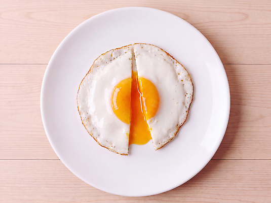 JPG 편집이미지 접시 음식 요리 계란 식사 계란프라이 슬라이스 노른자 흰자 편집실사 AI포토 AI콘텐츠 식기 알 계란요리 CG 파일형식