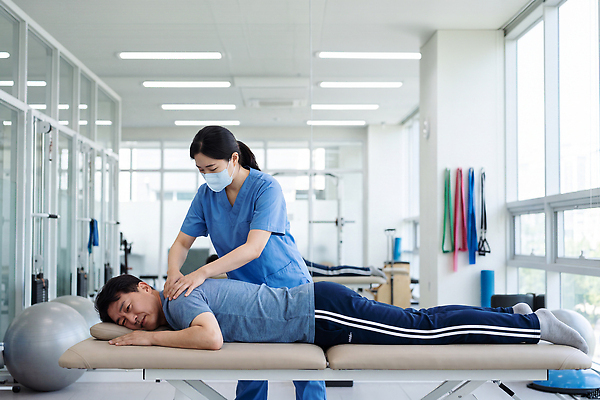 JPG 편집이미지 여자 남자 근육 관리 환자 마사지 도움 물리치료 물리치료사 재활 재활운동 전문 회복 의료성형뷰티 편집실사 AI인물포토 AI콘텐츠 컨셉 의학 사람 치료 운동 CG 치료사 파일형식 AI포토 직업 건강