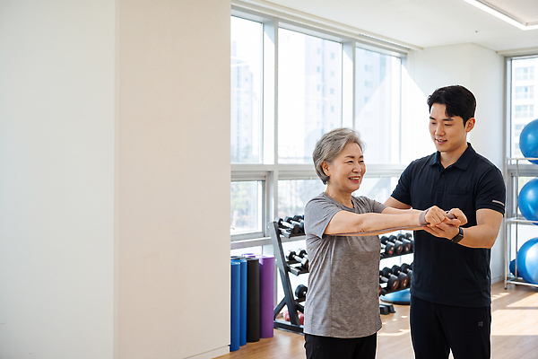 JPG 편집이미지 노년 헬스 스트레칭 도움 연습 체육관 물리치료 물리치료사 재활 재활운동 의료성형뷰티 상호작용 편집실사 AI인물포토 AI콘텐츠 컨셉 성인 치료 운동 CG 치료사 파일형식 AI포토 직업 의학 건강 사람