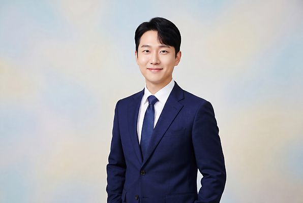 JPG 편집이미지 남자 포즈 넥타이 직장 미소 사람 정장 전문직 의료성형뷰티 편집실사 AI인물포토 AI콘텐츠 직업 잡화 옷 회사 표정 CG 파일형식 AI포토 비즈니스