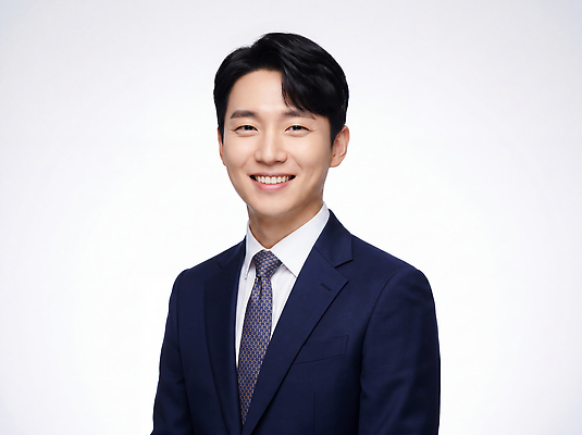 JPG 편집이미지 남자 비즈니스 직장 미소 웃음 사람 정장 의료성형뷰티 편집실사 AI인물포토 AI콘텐츠 옷 회사 표정 CG 파일형식 AI포토