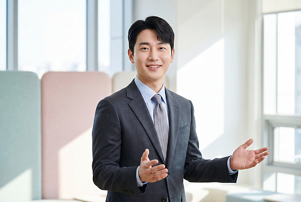 JPG 편집이미지 손 남자 직장 표정 미소 일상 사무실 사무원 소통 전문 의료성형뷰티 편집실사 AI인물포토 AI콘텐츠 직업 컨셉 회사 비즈니스 사람 라이프 신체부위 CG 파일형식 AI포토 생활