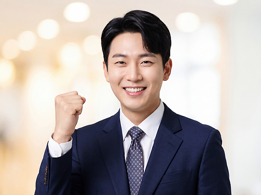 JPG 편집이미지 옷 기념일 남자 행복 포즈 비즈니스 성공 사람 주먹 기쁨 축하 자신감 의료성형뷰티 편집실사 AI인물포토 AI콘텐츠 감정 컨셉 모션 이벤트 CG 파일형식 AI포토