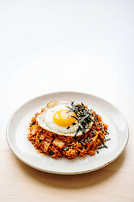 JPG 편집이미지 한식 음식 재료 아침 요리 계란 식사 맛 김 볶음밥 점심 김치볶음밥 참깨 편집실사 AI인물포토 AI콘텐츠 주간 컨셉 알 해조류 CG 깨 파일형식 AI포토 자연요소 식재료 조미료 해양식물 수중식물 향미료 식물 양념