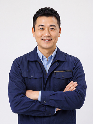JPG 편집이미지 남자 포즈 표정 작업복 미소 팔짱 작업 즐거움 이미지 의료성형뷰티 단순 편집실사 AI인물포토 AI콘텐츠 옷 감정 모션 사람 CG 파일형식 AI포토
