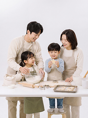 JPG 편집이미지 어린이 가족 함께함 대화 요리 부모 쿠키 주방 즐거움 반죽 만들기 의료성형뷰티 Baking 편집실사 AI인물포토 AI콘텐츠 감정 컨셉 관계 모션 디저트 말하기 사람 CG 파일형식 AI포토 음식