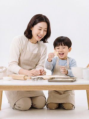 JPG 편집이미지 아들 재료 가정 가족 엄마 함께함 요리 웃음 주방 즐거움 반죽 요리중 의료성형뷰티 편집실사 AI인물포토 AI콘텐츠 감정 컨셉 관계 모션 표정 CG 파일형식 AI포토