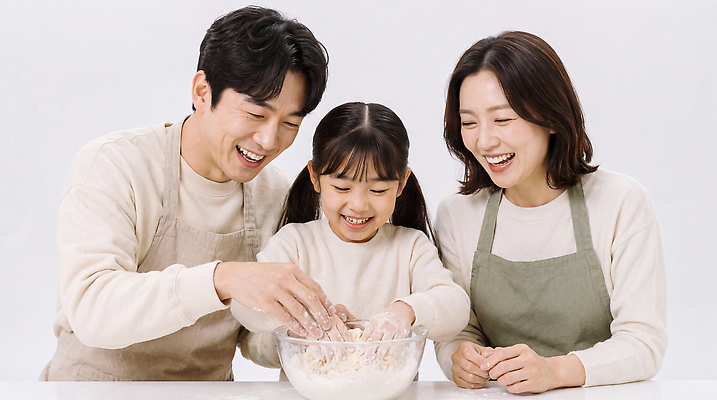 JPG 편집이미지 접시 손 어린이 재료 가족 함께함 요리 웃음 부모 주방 즐거움 반죽 밀가루 의료성형뷰티 편집실사 AI인물포토 AI콘텐츠 식기 감정 컨셉 관계 표정 사람 신체부위 가루 CG 파일형식 AI포토