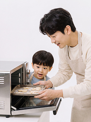 JPG 편집이미지 어린이 가족 디저트 함께함 요리 쿠키 주방 식사 양손 아빠 오븐 즐거움 의료성형뷰티 Baking 쿡방 편집실사 AI인물포토 AI콘텐츠 손 감정 음식 컨셉 관계 사람 가전제품 CG 방송 합성어 파일형식 AI포토 신체부위 신조어 유행어 유행