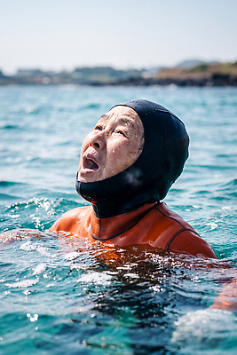 JPG 편집이미지 여자 아시아 파도 바다 해변 물 여름 태양 제주도 수영 수상스포츠 잠수부 호흡 해녀 의료성형뷰티 편집실사 AI인물포토 AI콘텐츠 자연요소 직업 계절 나라 스포츠 한국 사람 전문직 CG 파일형식 AI포토
