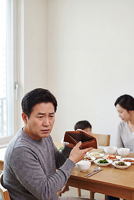 JPG 편집이미지 남자 어린이 음식 생각 가족 탁자 표정 대화 일상 식사 아내 지갑 저녁 의료성형뷰티 편집실사 AI인물포토 AI콘텐츠 가구 관계 말하기 사람 라이프 밤 야간 CG 파일형식 AI포토 자연요소 생활용품 모션 생활 오브젝트