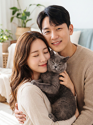 동물 감정 의자 포유류 관계 안기 모션 표정 라이프 반려동물 감각 CG 파일형식 고양이 사람 사랑 행복 일상 웃음 포옹 가족 생활 소파 밝음 편안함 편집이미지 편집실사 JPG 의료성형뷰티
