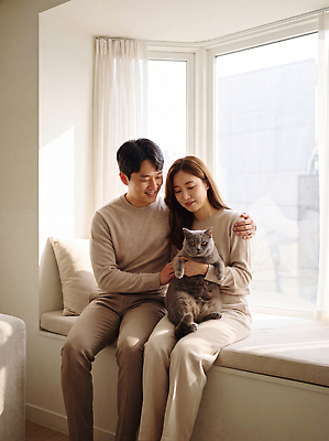 동물 커플 감정 컨셉 창문 포유류 라이프 반려동물 CG 파일형식 부부 고양이 창가 함께함 일상 거실 관계 사랑 편집이미지 편집실사 JPG 의료성형뷰티