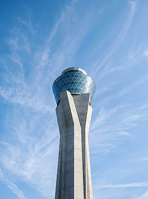 JPG 편집이미지 하늘 관리 건물 파란색 비행 구조물 공항 도착 항공 출발 관제탑 편집실사 AI포토 AI콘텐츠 건축물 건축 컬러 컨셉 교통시설 CG 파일형식 교통 시설