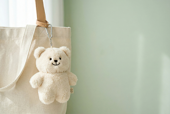 JPG 편집이미지 디자인 인형 가방 장신구 곰 매달리기 일상 귀여움 오브젝트 부드러움 편집포토 편집실사 AI포토 AI콘텐츠 동물 잡화 컨셉 포유류 모션 라이프 감각 CG 파일형식 생활