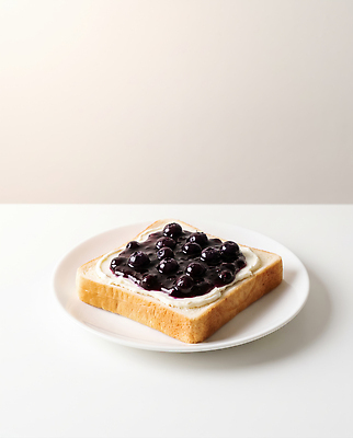 JPG 편집이미지 접시 음식 디저트 흰색 소스 식빵 크림 블루베리 크림치즈 편집포토 편집실사 AI포토 AI콘텐츠 식기 빵 컬러 과일 치즈 양념 CG 파일형식 유제품