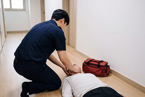 JPG 편집이미지 노년 의학 안전 사람 성인 치료 응급 긴급 도움 복도 구출 구조원 119 구조대 심폐소생술 응급상황 응급치료 편집포토 의료성형뷰티 쓰러짐 편집실사 AI인물포토 AI콘텐츠 직업 컨셉 모션 소방 CG 전화번호 파일형식 AI포토