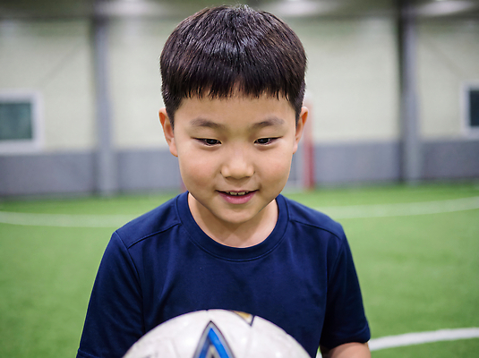 JPG 편집이미지 어린이 축구공 놀이 실내 표정 경기 소년 운동 축구 축구장 즐거움 의료성형뷰티 편집실사 AI인물포토 AI콘텐츠 풋살 남자 감정 스포츠 공 축구용품 스포츠시설 건강 사람 내부 구기 CG 파일형식 AI포토 스포츠용품 시설 오브젝트