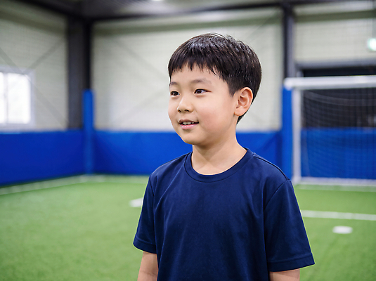 JPG 편집이미지 놀이 실내 소년 운동 축구 축구장 즐거움 체육관 의료성형뷰티 편집실사 AI인물포토 AI콘텐츠 남자 감정 어린이 스포츠시설 건강 내부 구기 CG 파일형식 AI포토 스포츠 사람 시설